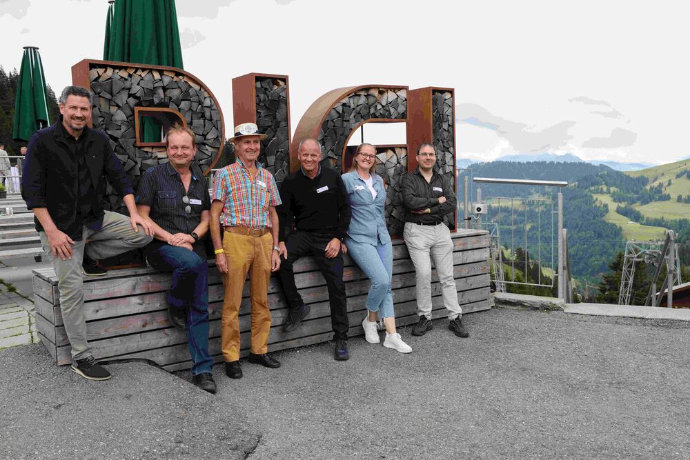 Organisationskomitee des Klassentreffens 2025 der Spenglermeister: Stefan Aerni, Marc Hausheer, Paul Aeschi, Claudio Cristina, Nina Hersche, Thomas Viviand (auf dem Bild fehlt: Bruno Käufeler). (Foto: Andreas Buck)